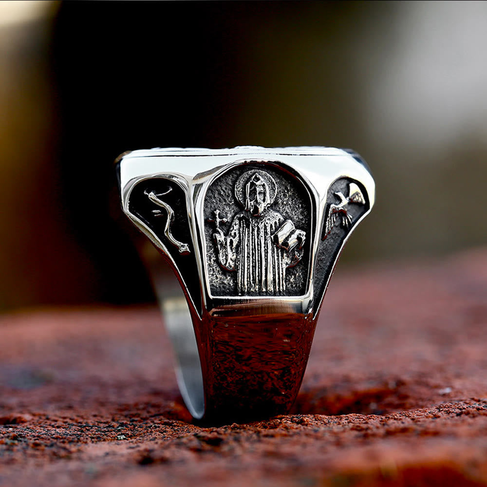 Anillo de Fe Cruz de San Benito: Símbolo de un Regalo con Amor
