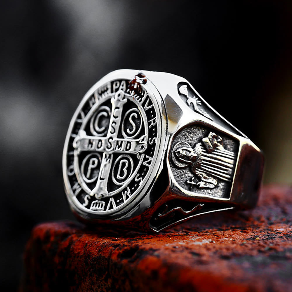 Anillo de Fe Cruz de San Benito: Símbolo de un Regalo con Amor