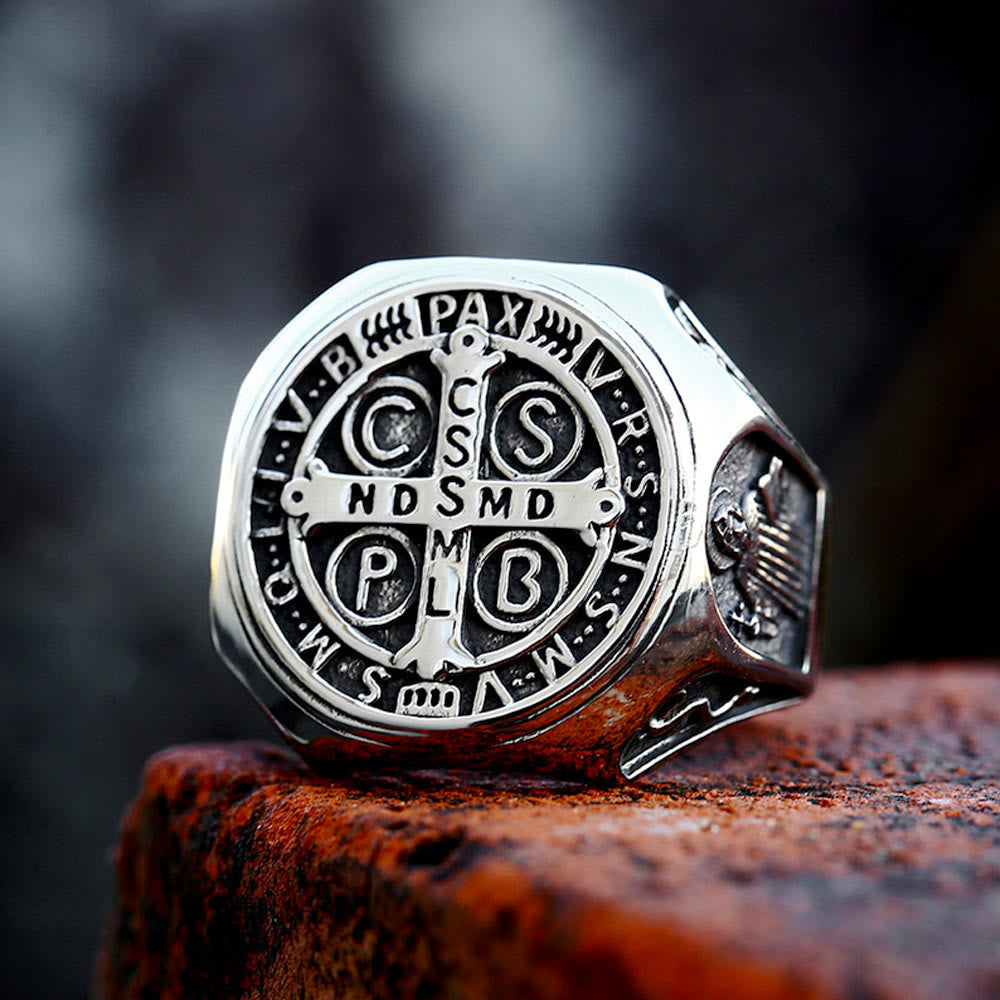 Anillo de Fe Cruz de San Benito: Símbolo de un Regalo con Amor