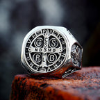 Anillo de Fe Cruz de San Benito: Símbolo de un Regalo con Amor