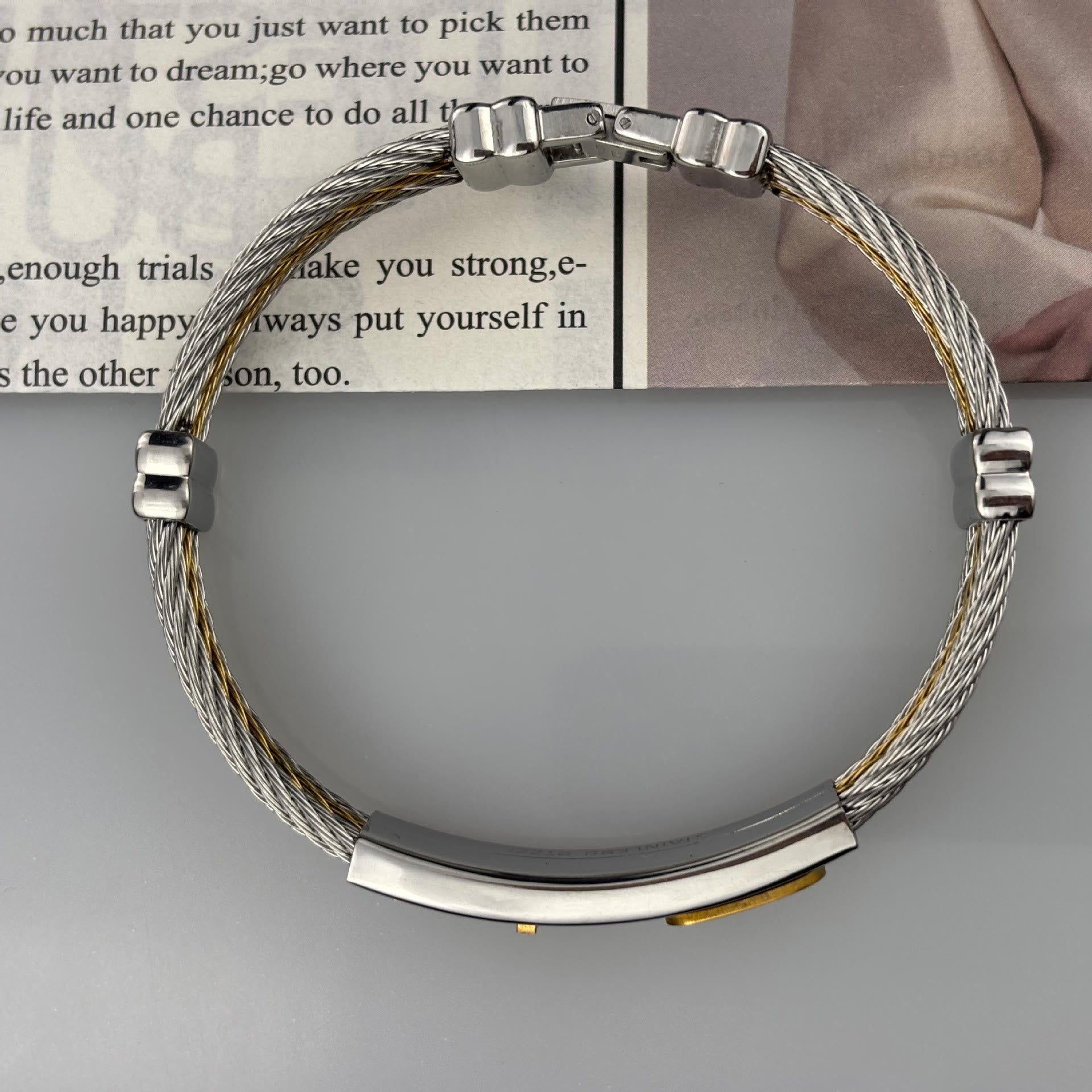 Pulsera de Cable de Cruz Multicolor: Estilo de Fe y Devoción Duradera