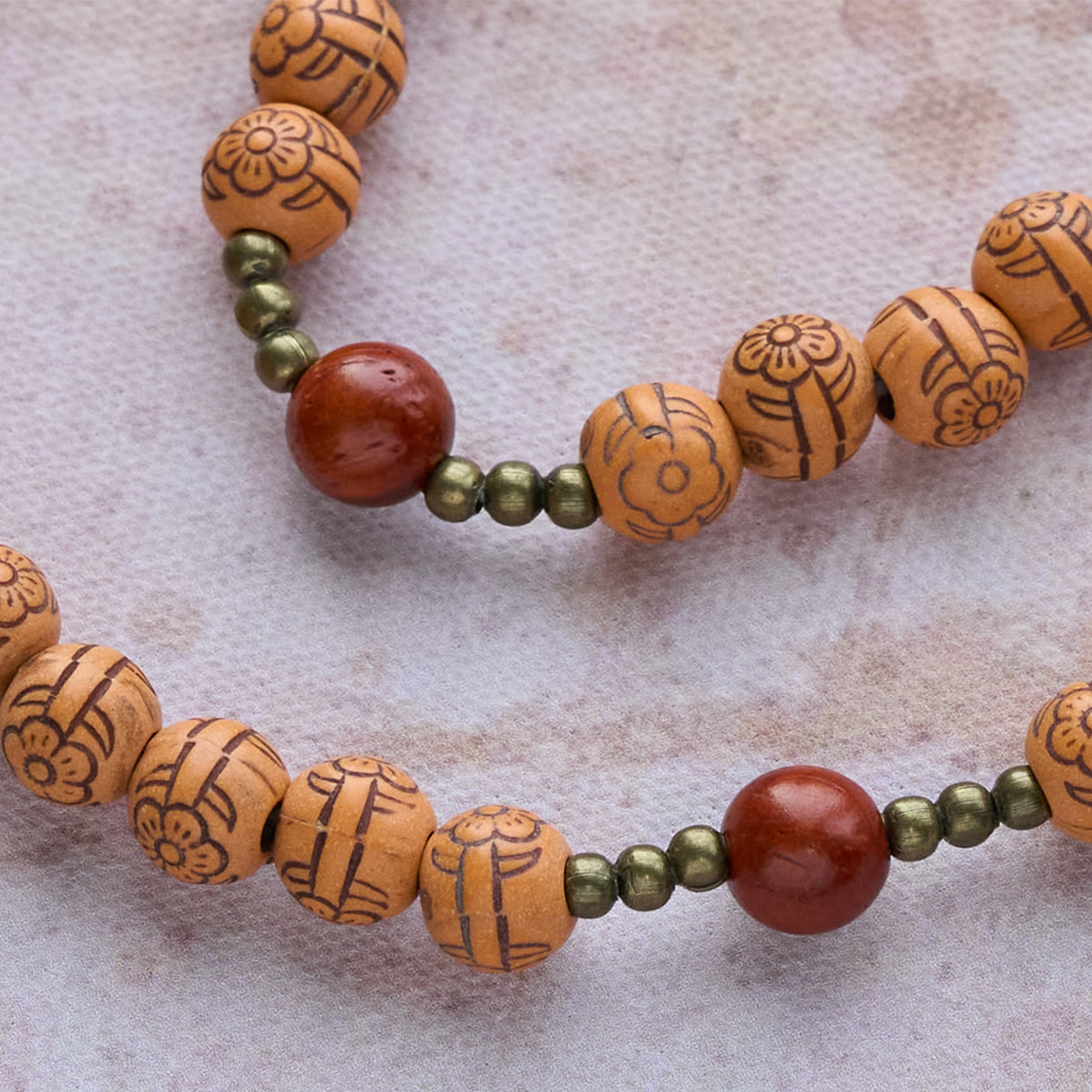 Pulsera Rosario de Cuentas Flor de Durazno: Devoción y Gracia Terrenal