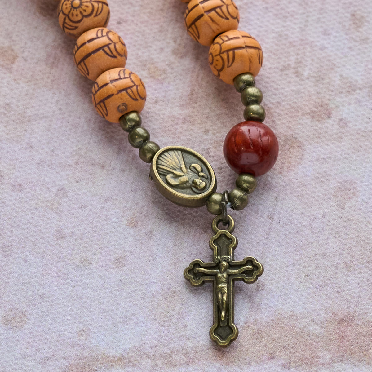Pulsera Rosario de Cuentas Flor de Durazno: Devoción y Gracia Terrenal