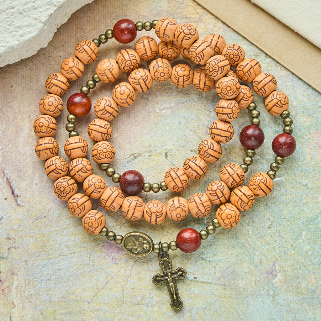 Pulsera Rosario de Cuentas Flor de Durazno: Devoción y Gracia Terrenal