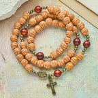 Pulsera Rosario de Cuentas Flor de Durazno: Devoción y Gracia Terrenal