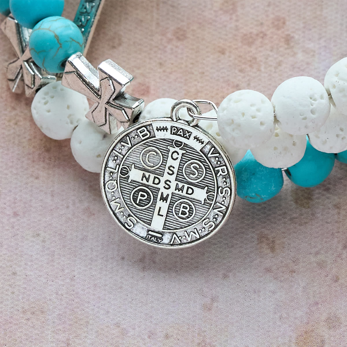 Pulsera Rosario de Yeso y Turquesa: Devoción y Calma Celestial