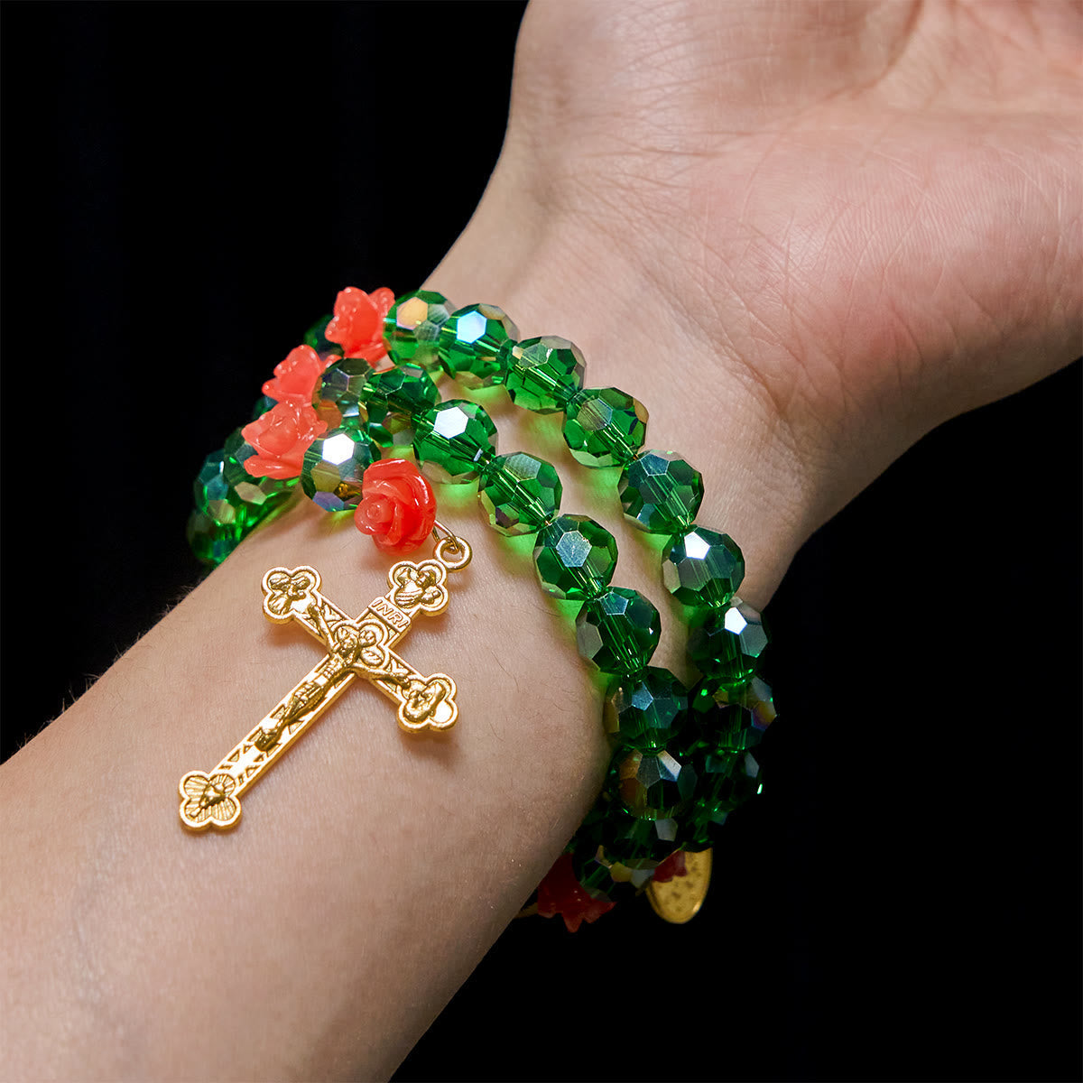 Pulsera Rosario de Cristal Verde y Rosa: Devoción y Gracia Floral