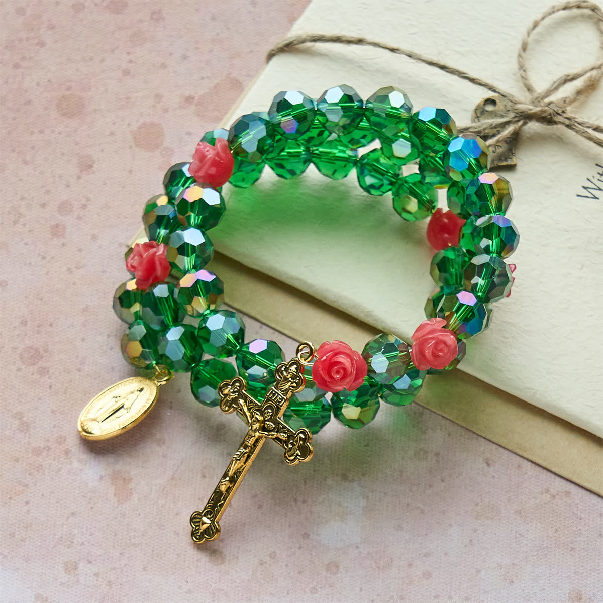 Pulsera Rosario de Cristal Verde y Rosa: Devoción y Gracia Floral