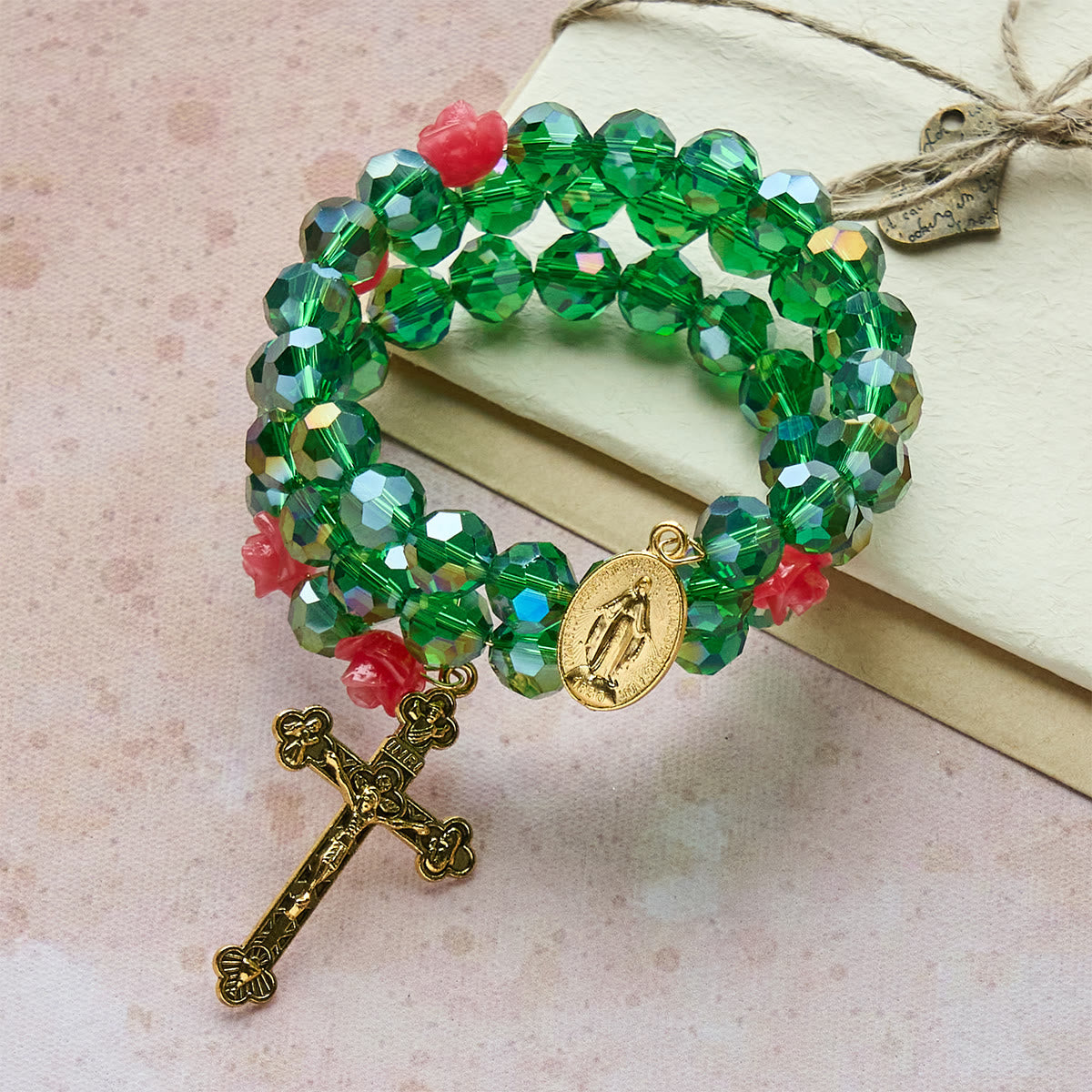 Pulsera Rosario de Cristal Verde y Rosa: Devoción y Gracia Floral