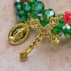Pulsera Rosario de Cristal Verde y Rosa: Devoción y Gracia Floral