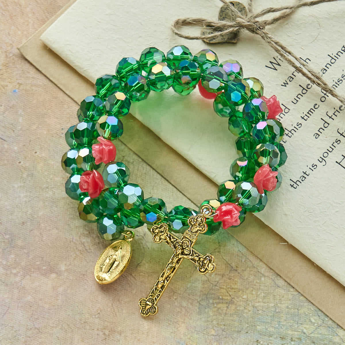 Pulsera Rosario de Cristal Verde y Rosa: Devoción y Gracia Floral