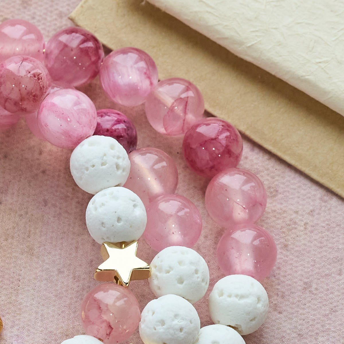 Pulsera Rosario de Yeso y Ágata Roja: Devoción y Suavidad Celestial