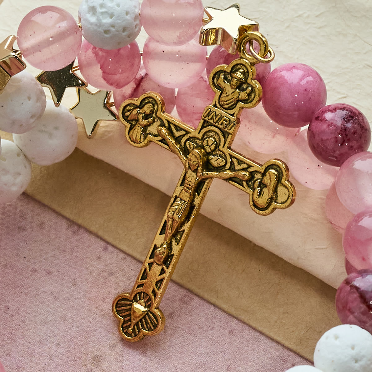 Pulsera Rosario de Yeso y Ágata Roja: Devoción y Suavidad Celestial
