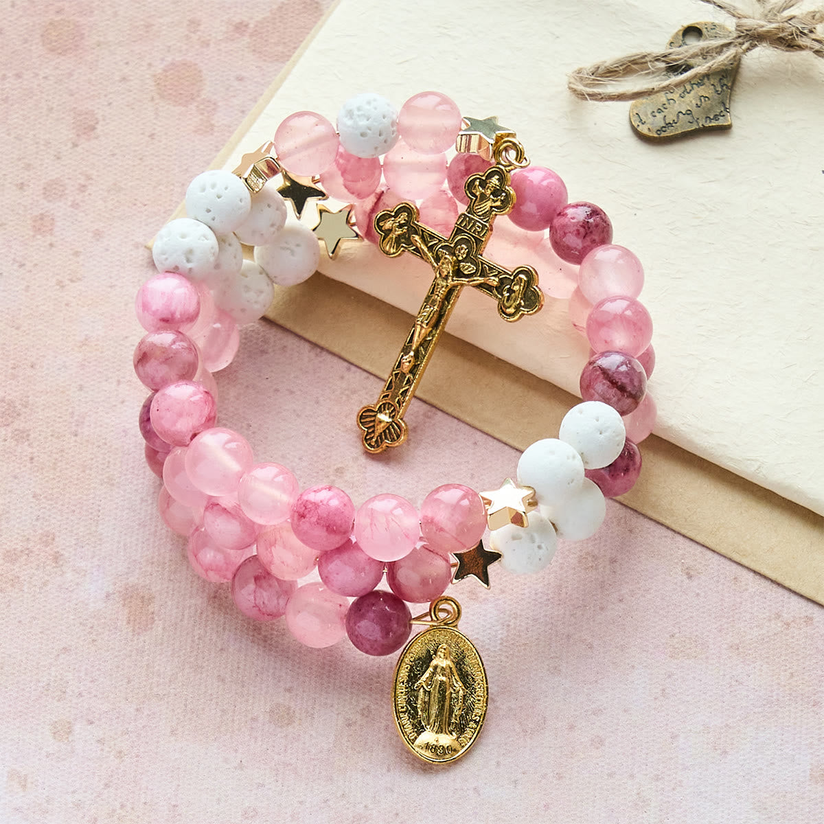 Pulsera Rosario de Yeso y Ágata Roja: Devoción y Suavidad Celestial