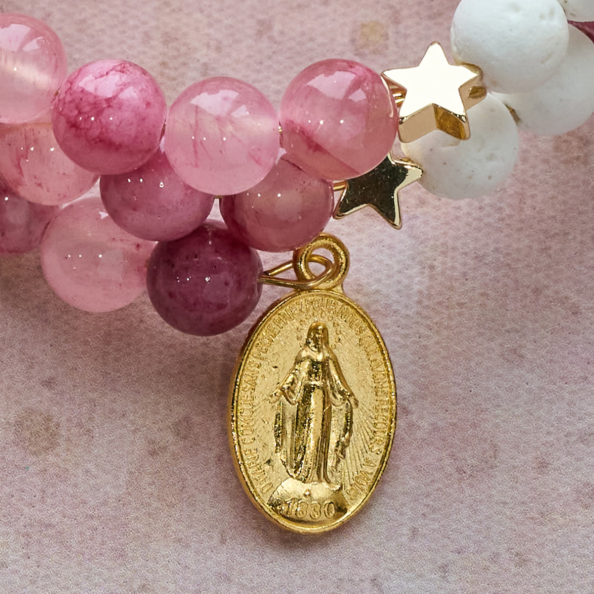 Pulsera Rosario de Yeso y Ágata Roja: Devoción y Suavidad Celestial
