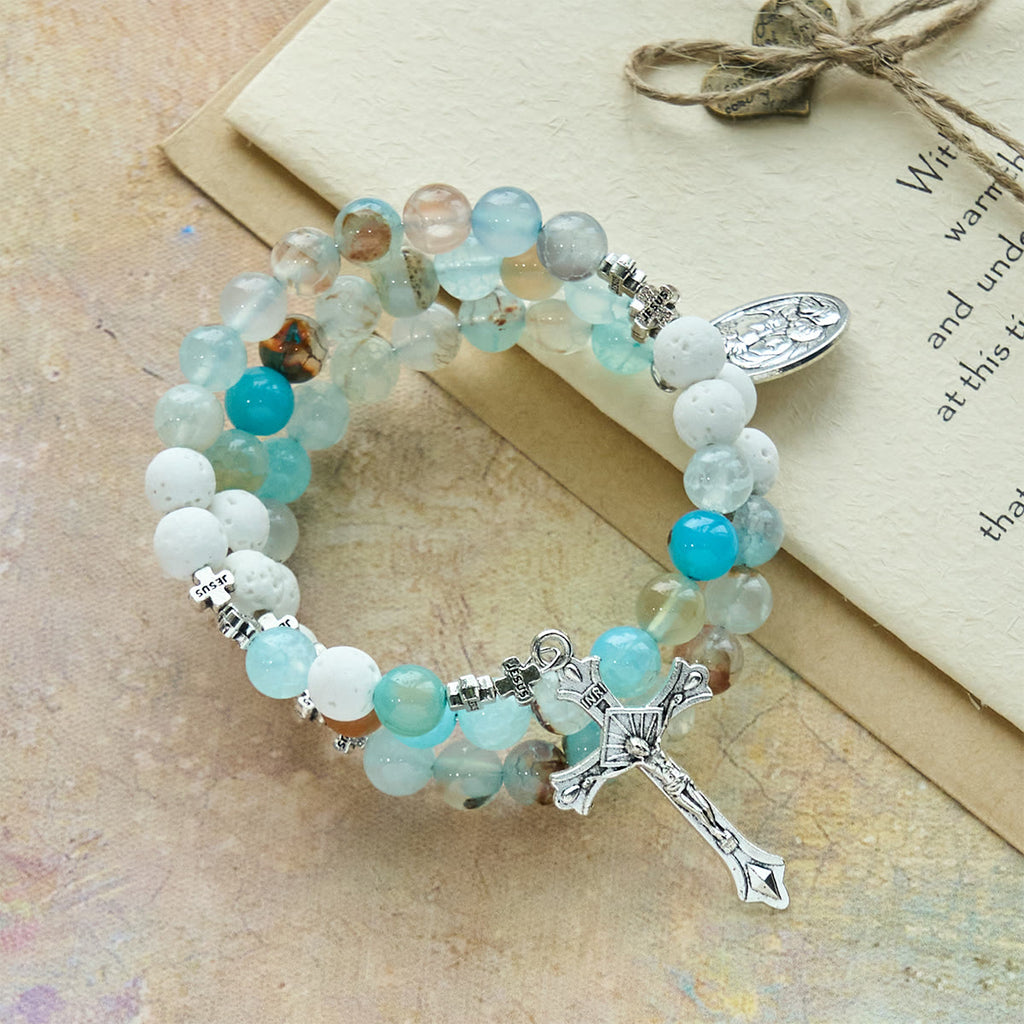 Pulsera Rosario de Yeso y Ágata de Vetas Azules: Devoción y Serenidad Celestial