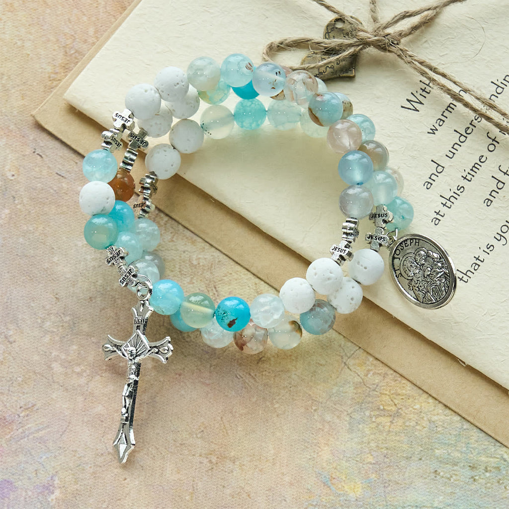 Pulsera Rosario de Yeso y Ágata de Vetas Azules: Devoción y Serenidad Celestial