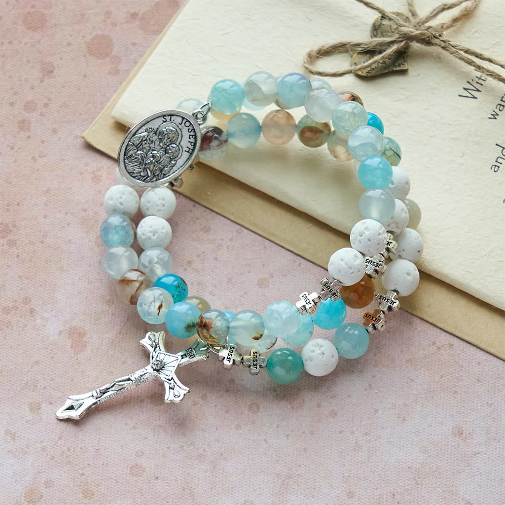 Pulsera Rosario de Yeso y Ágata de Vetas Azules: Devoción y Serenidad Celestial