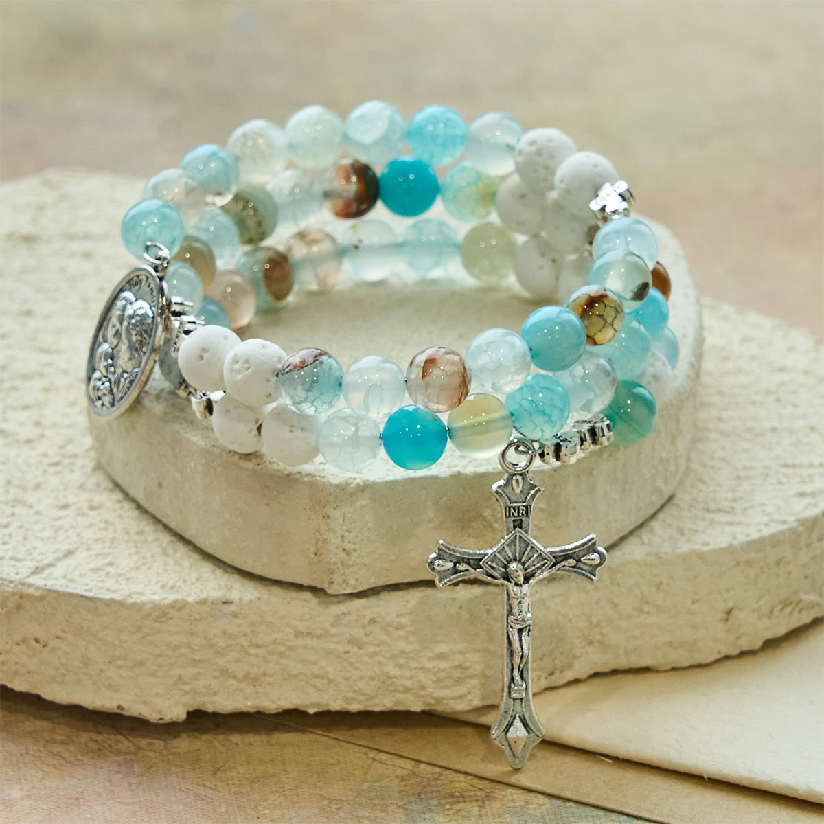 Pulsera Rosario de Yeso y Ágata de Vetas Azules: Devoción y Serenidad Celestial