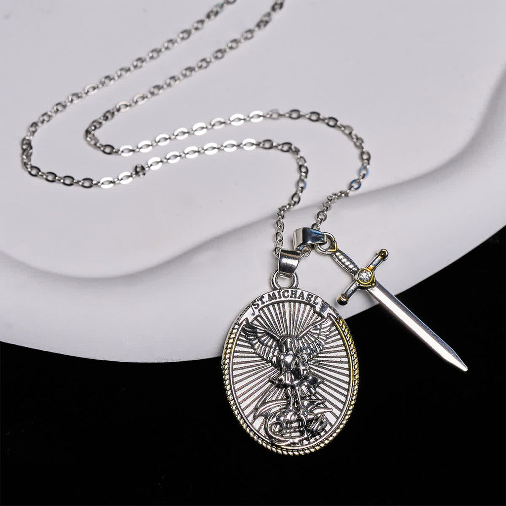 Collar con Dije de San Miguel con Espada y Escudo Ovalado en Dos Tonos