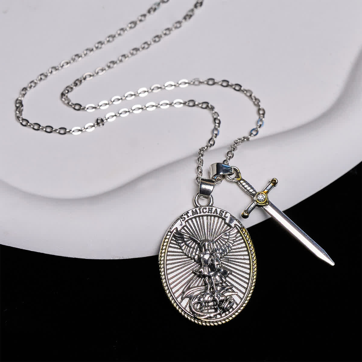 Collar con Dije de San Miguel con Espada y Escudo Ovalado en Dos Tonos