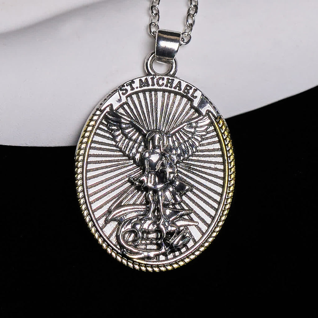 Collar con Dije de San Miguel con Espada y Escudo Ovalado en Dos Tonos