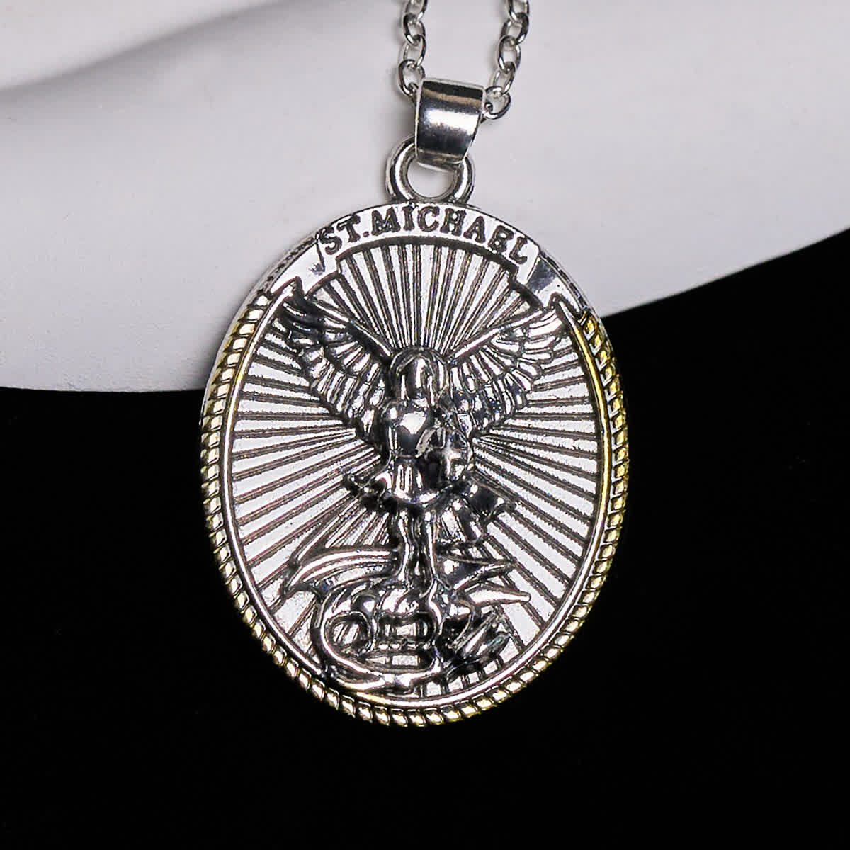 Collar con Dije de San Miguel con Espada y Escudo Ovalado en Dos Tonos
