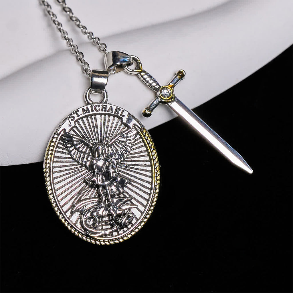 Collar con Dije de San Miguel con Espada y Escudo Ovalado en Dos Tonos