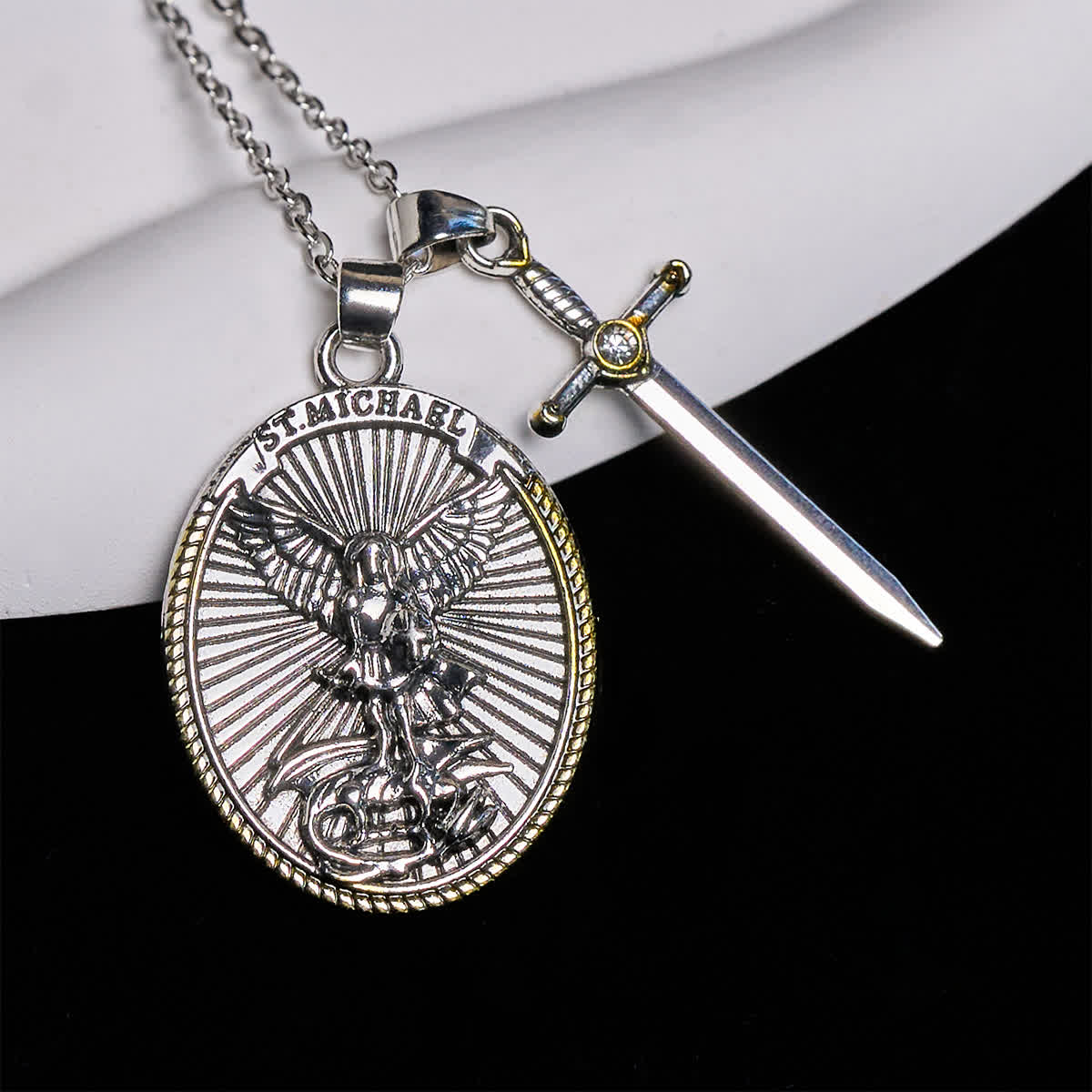 Collar con Dije de San Miguel con Espada y Escudo Ovalado en Dos Tonos