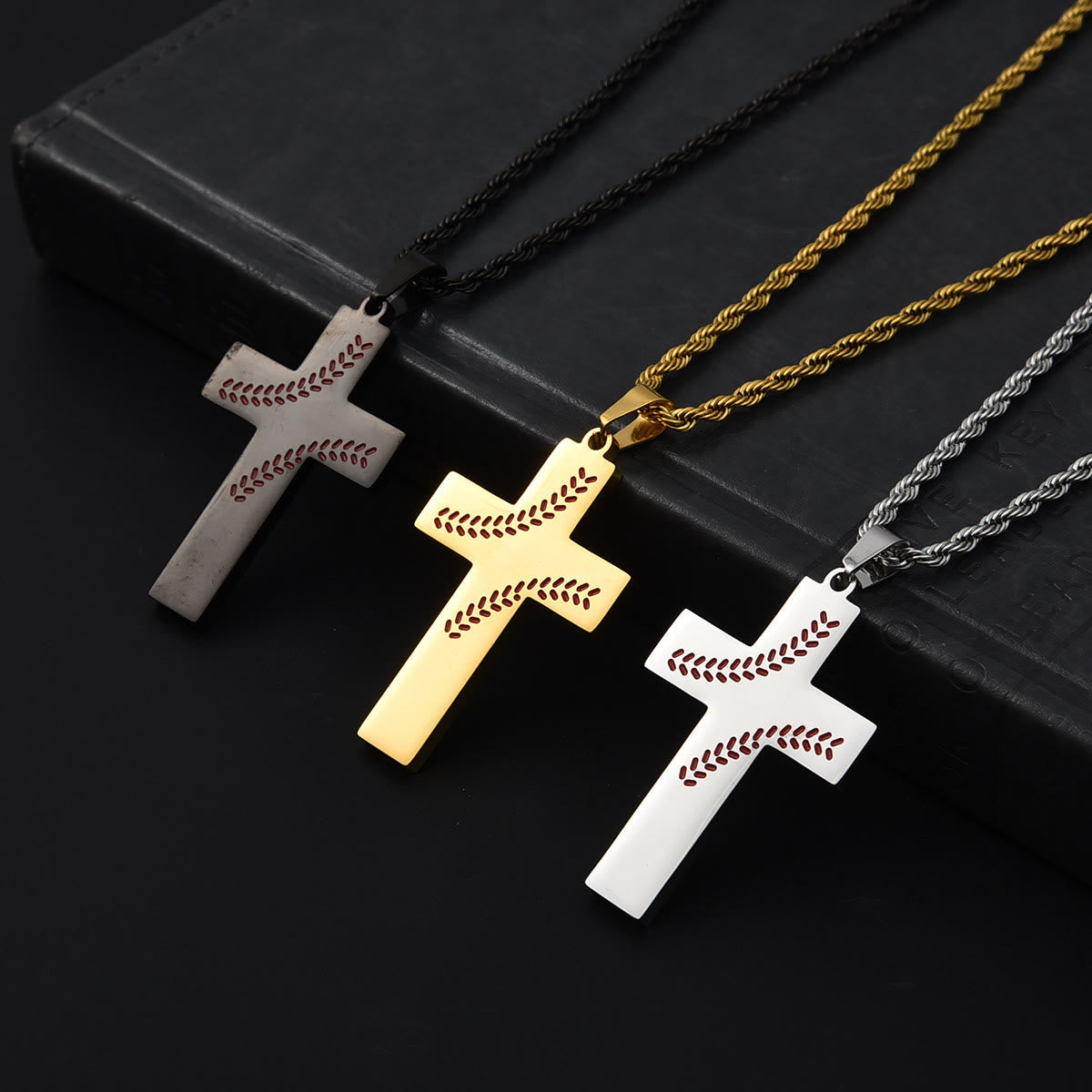 Collar de Cruz con Costura de Béisbol: Devoción Atlética y Frase Inspiradora