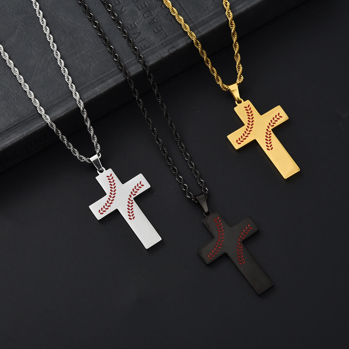 Collar de Cruz con Costura de Béisbol: Devoción Atlética y Frase Inspiradora