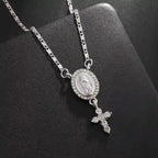 Collar con Dije de la Virgen y Cruz: Devoción Divina y Elegancia Eterna
