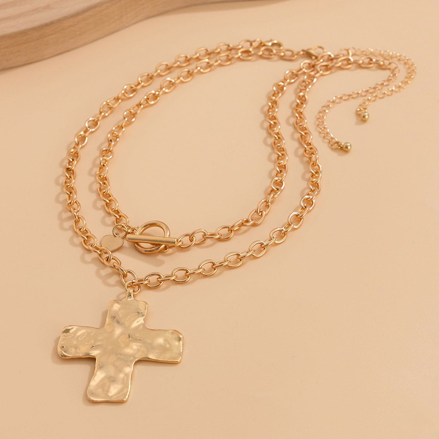 Collar Serie Cruz Martillada: Fe Contemporánea y Devoción con Estilo