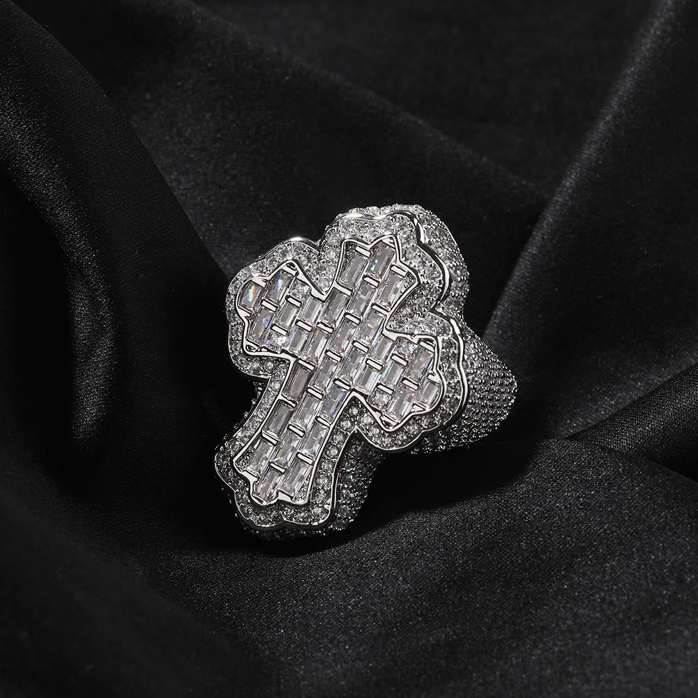 Anillo de Cruz Pavé: Elegancia Sagrada y Encanto Devocional
