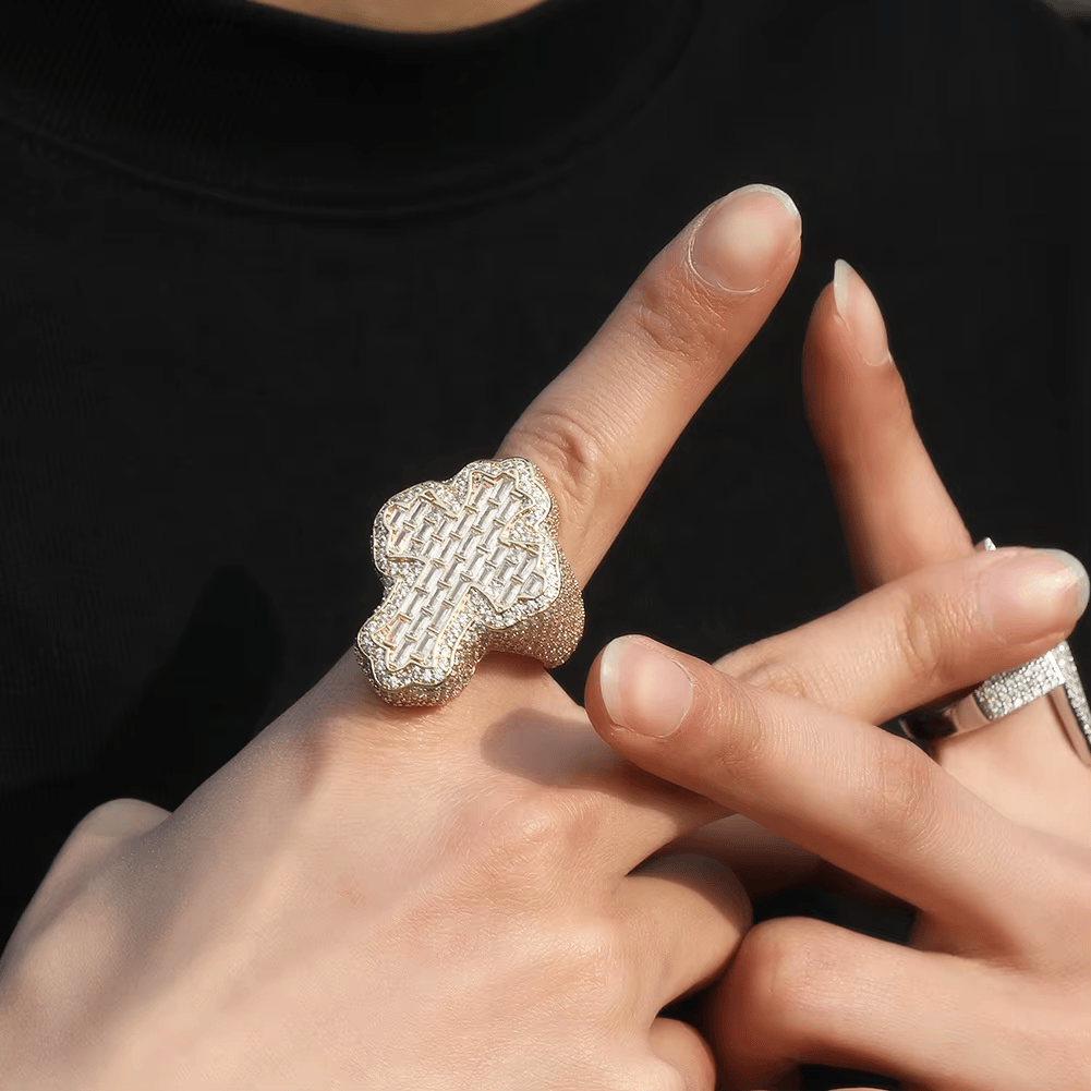 Anillo de Cruz Pavé: Elegancia Sagrada y Encanto Devocional