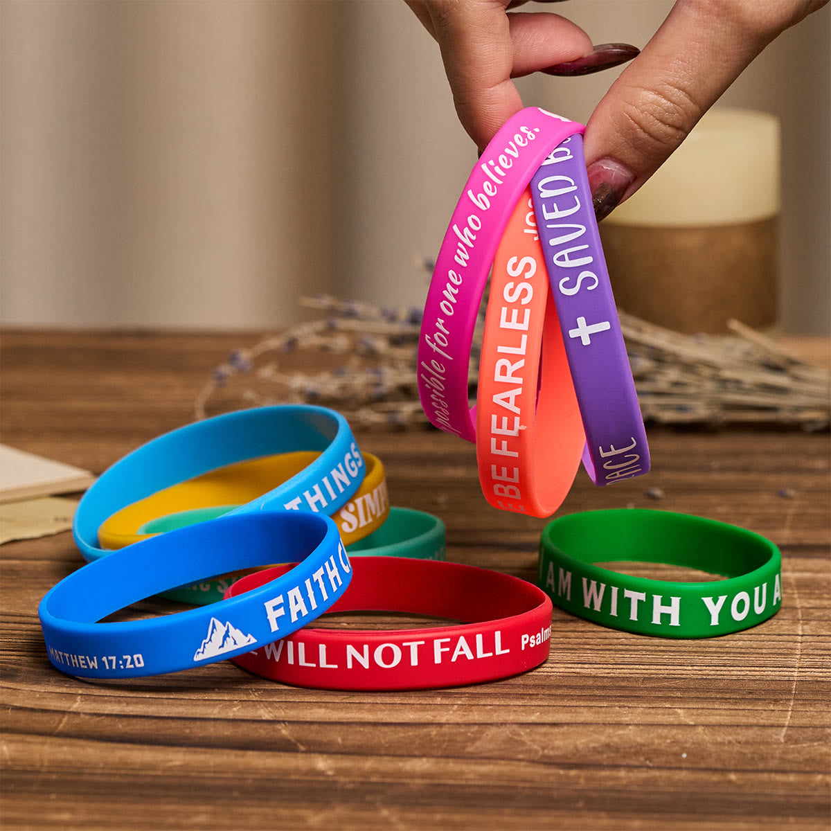 Pulseras de Silicona con Escritura: Recordatorios de Fe y Devoción en Color