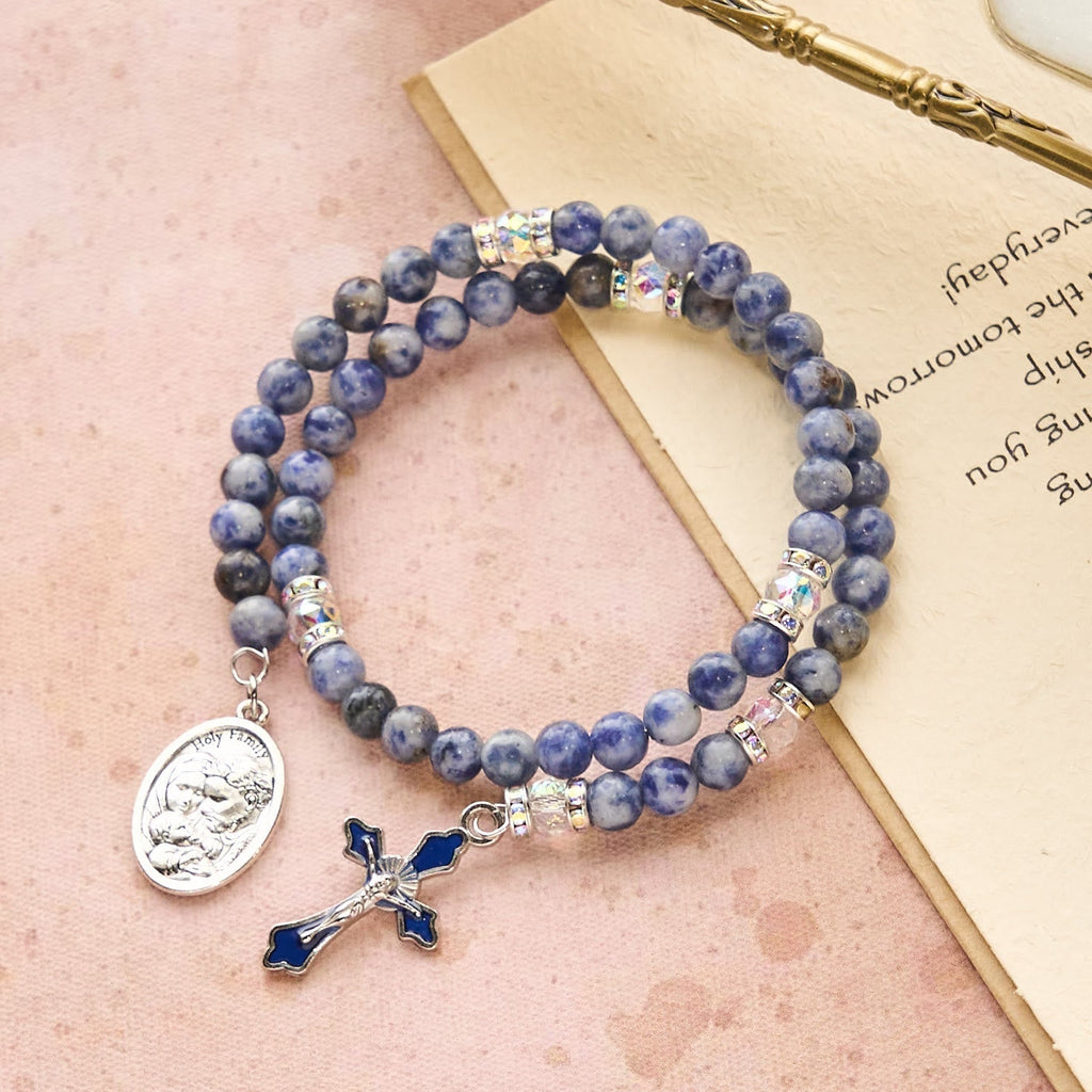 Pulsera Rosario de Alambre con Memoria de Piedra Azul con la Sagrada Familia