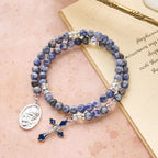 Pulsera Rosario de Alambre con Memoria de Piedra Azul con la Sagrada Familia