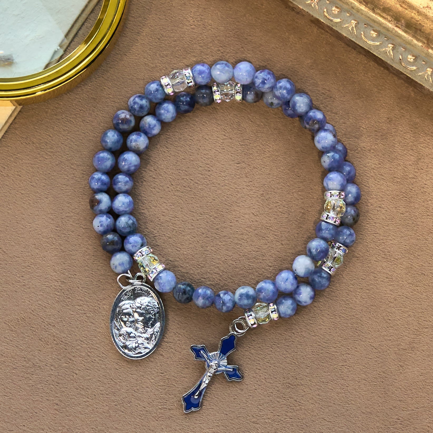 Pulsera Rosario de Alambre con Memoria de Piedra Azul con la Sagrada Familia
