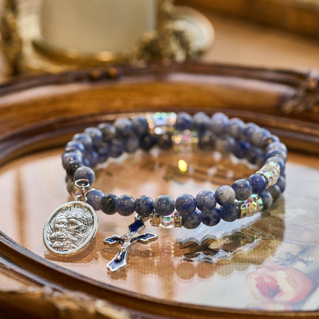 Pulsera Rosario de Alambre con Memoria de Piedra Azul con la Sagrada Familia