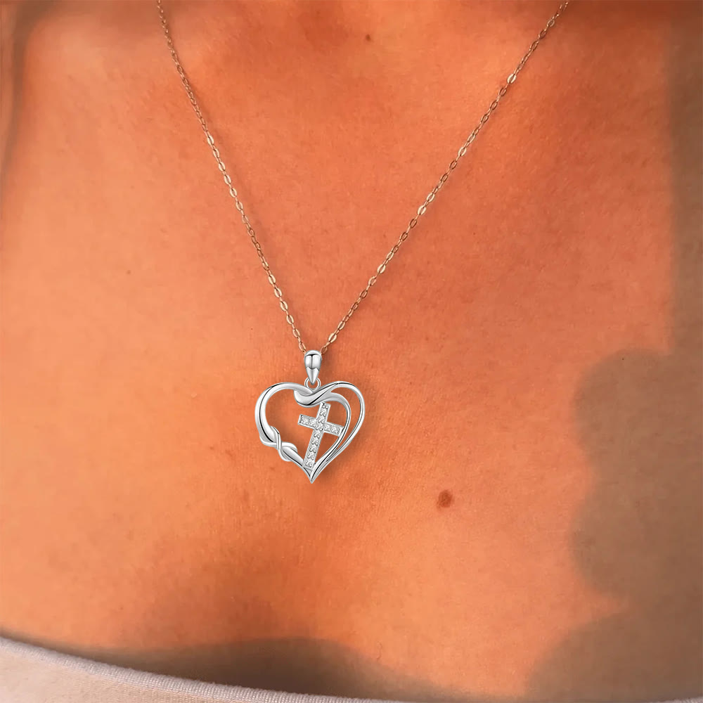 Collar de Corazón y Cruz: Devoción y Elegancia Eterna