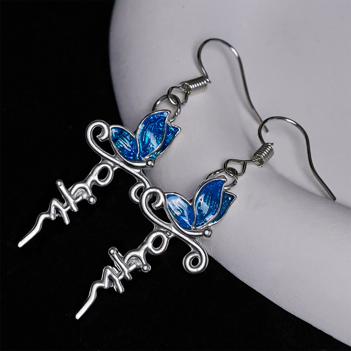 Set de Joyería de Cruz y Mariposa: Devoción y Simbolismo con Arte