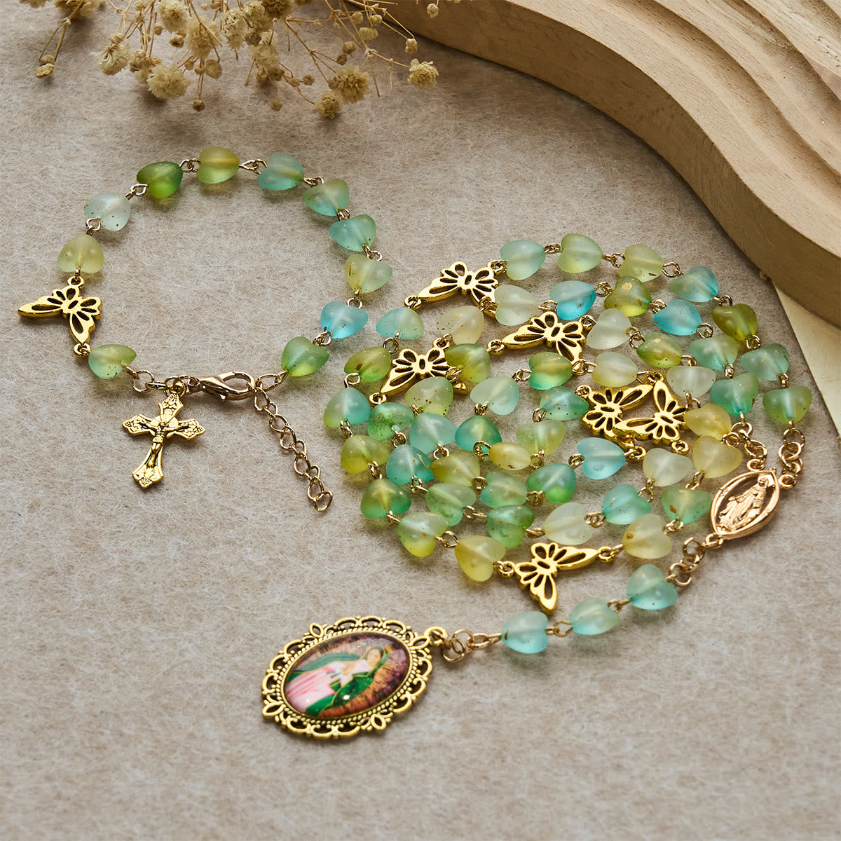 Rosario y Pulsera de Corazón y Mariposa Verde: Devoción y Espiritualidad con Arte