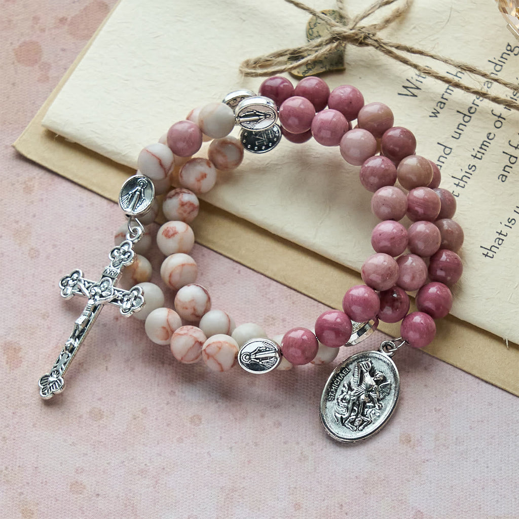 Pulsera Rosario de Alambre con Memoria de Veta de Palisandro y Piedra Mate con Medallas Marianas