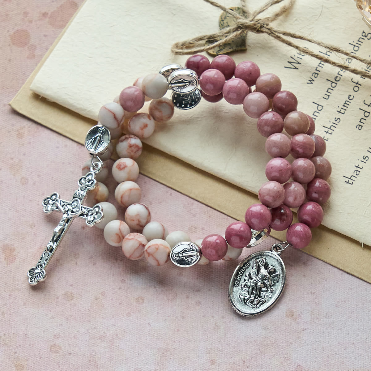 Pulsera Rosario de Alambre con Memoria de Veta de Palisandro y Piedra Mate con Medallas Marianas