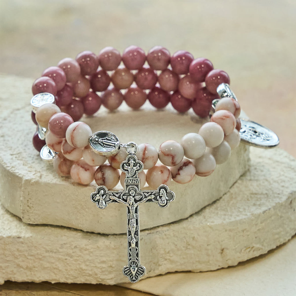 Pulsera Rosario de Alambre con Memoria de Veta de Palisandro y Piedra Mate con Medallas Marianas
