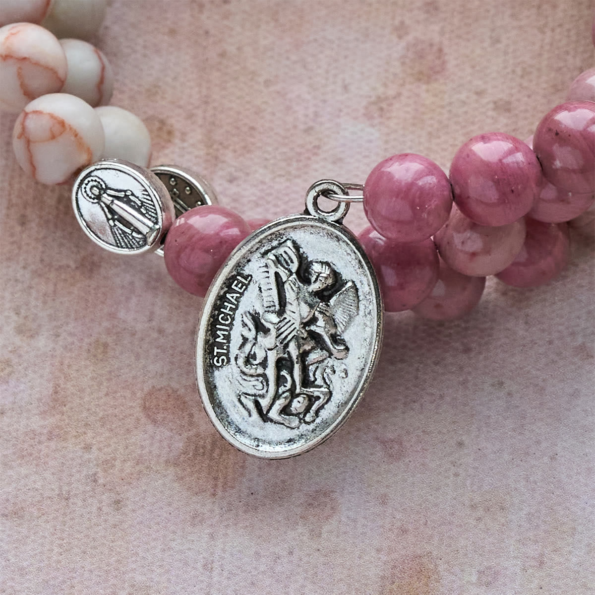 Pulsera Rosario de Alambre con Memoria de Veta de Palisandro y Piedra Mate con Medallas Marianas