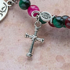 Pulsera Rosario de Alambre con Memoria de Ojo de Tigre Bicolor con San Miguel