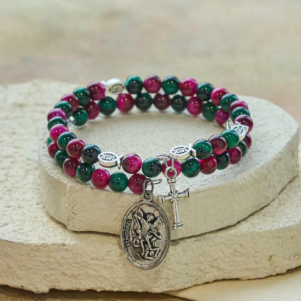 Pulsera Rosario de Alambre con Memoria de Ojo de Tigre Bicolor con San Miguel