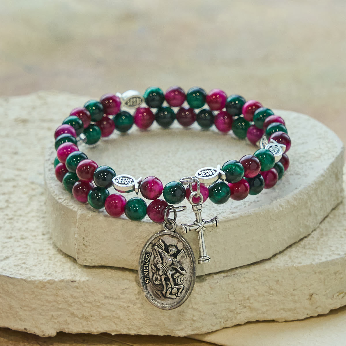Pulsera Rosario de Alambre con Memoria de Ojo de Tigre Bicolor con San Miguel